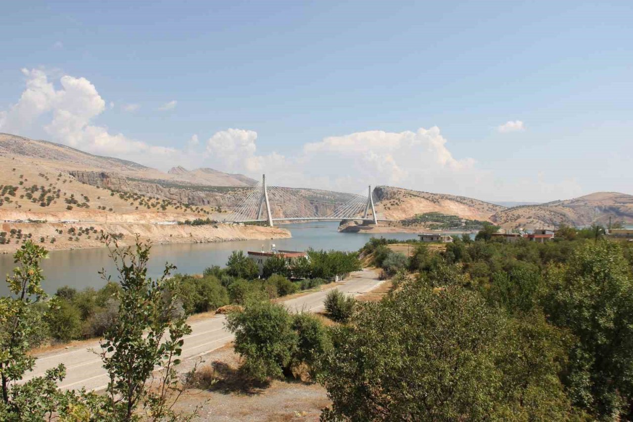 Nissibi Köprüsü’nden deprem sonrası 400 bin araç geçti