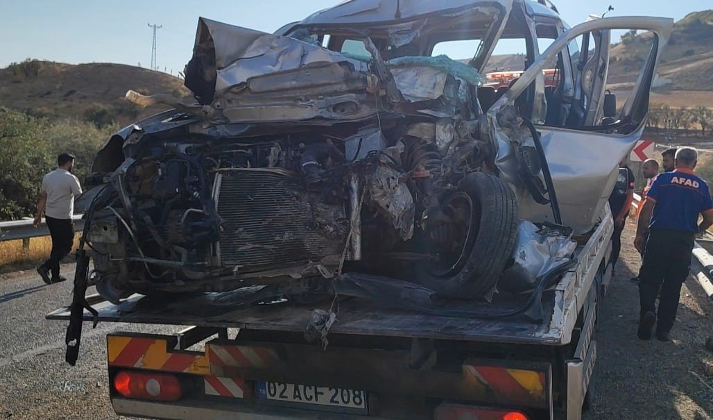 Adıyaman’da feci kaza: 6’sı ağır 7 yaralı