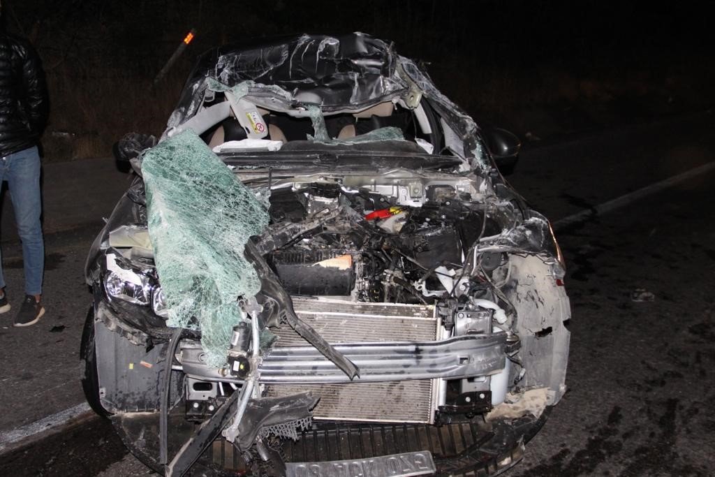 Tıra arkadan çarpan ve hurdaya dönen otomobilde 4 genç yaralandı