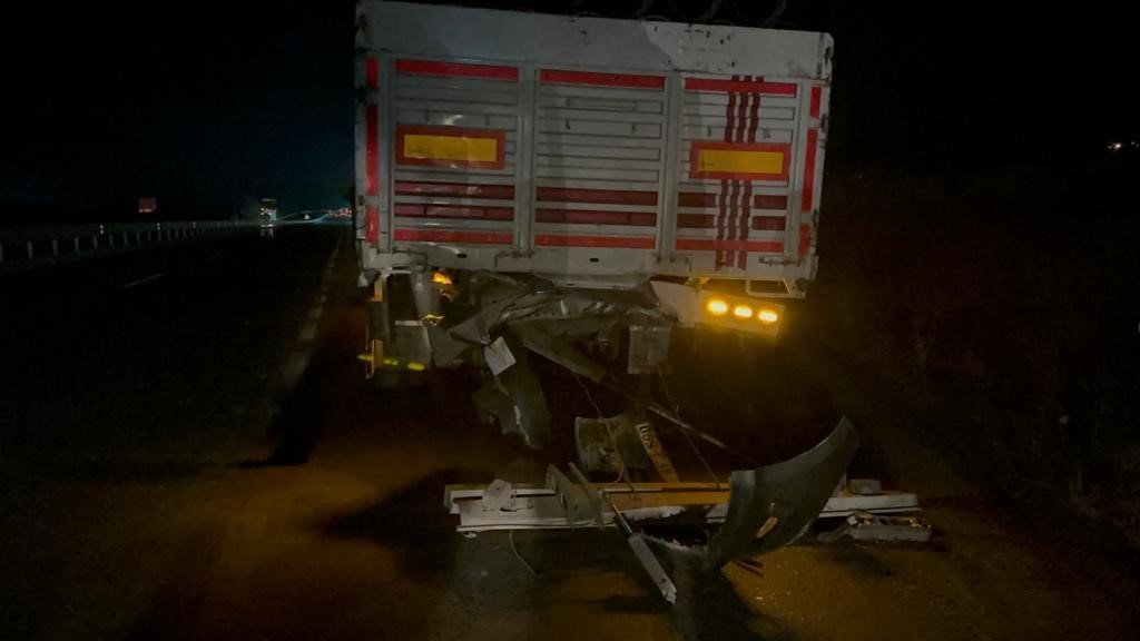 Tıra arkadan çarpan ve hurdaya dönen otomobilde 4 genç yaralandı