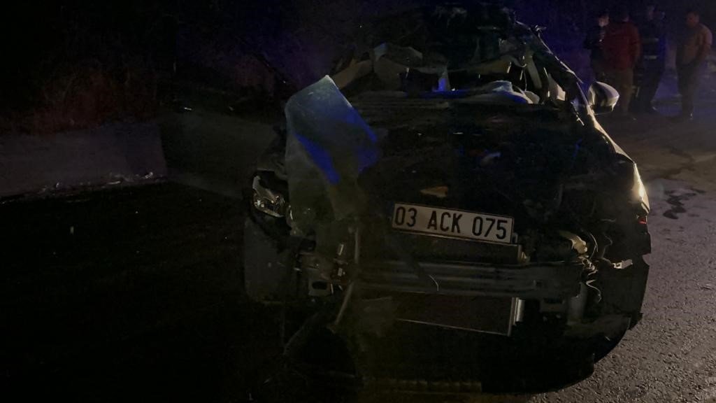 Tıra arkadan çarpan ve hurdaya dönen otomobilde 4 genç yaralandı