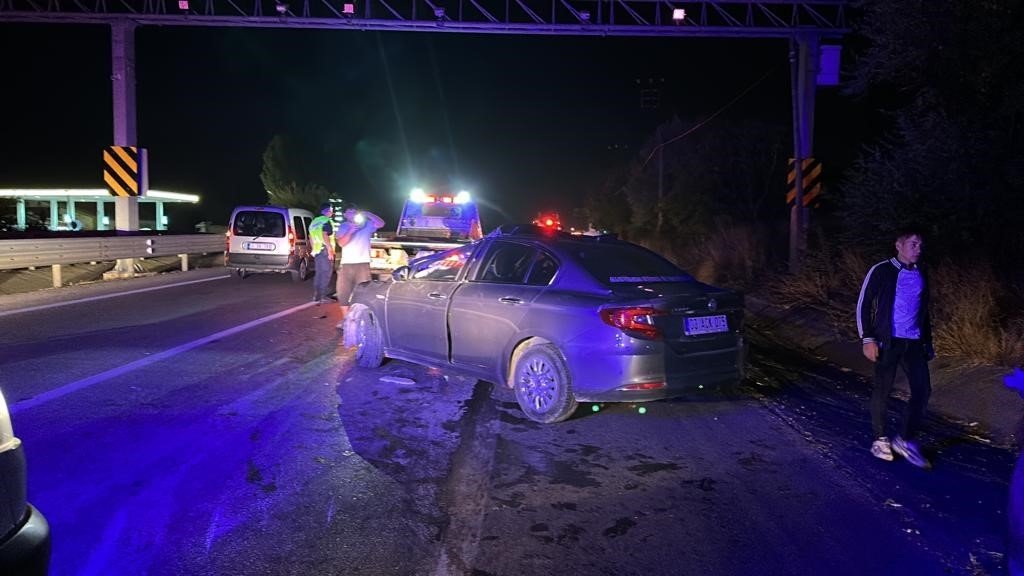 Tıra arkadan çarpan ve hurdaya dönen otomobilde 4 genç yaralandı