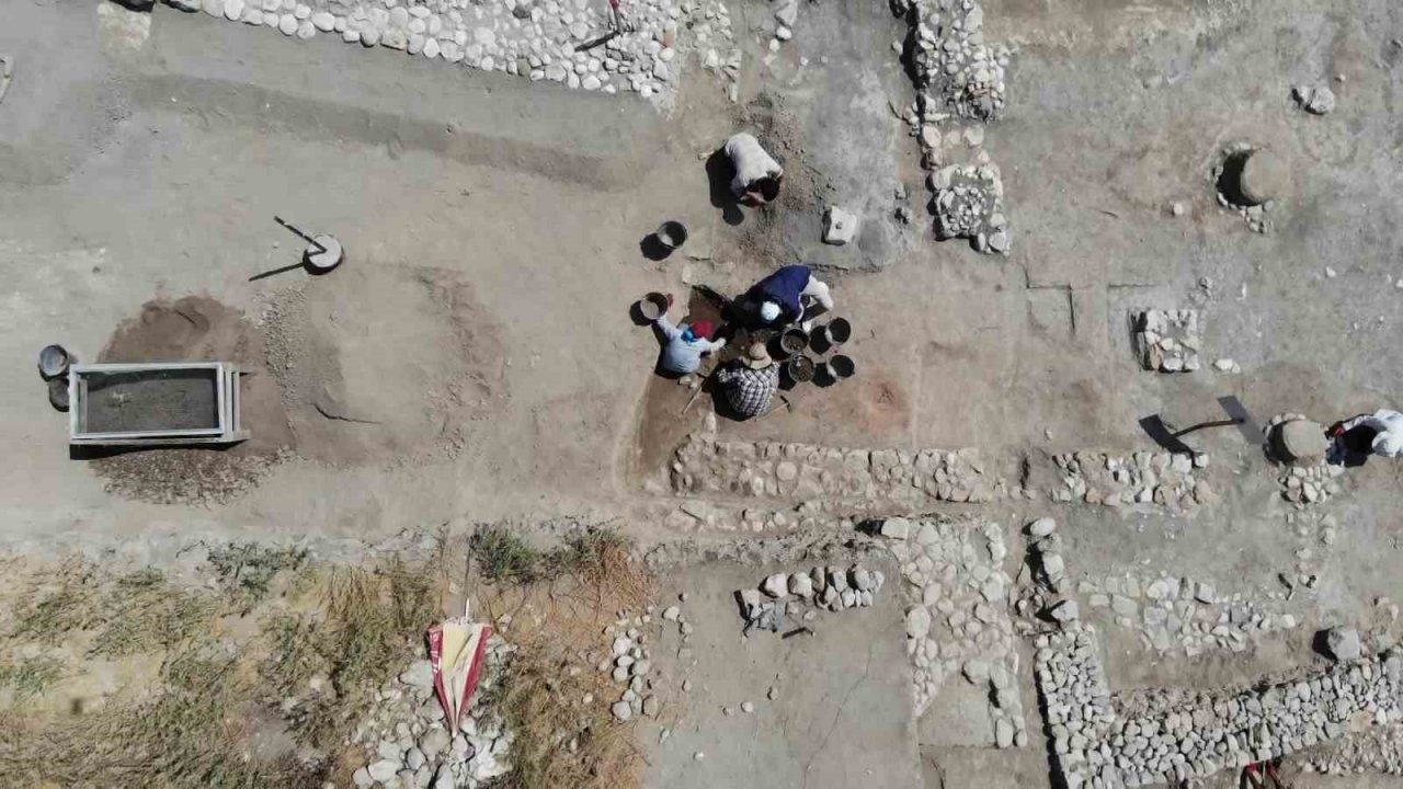 Oluz Höyük’te 2 binden fazla bulundu: Anadolu’nun en büyük boya bezemeli çanak, çömlek koleksiyonu