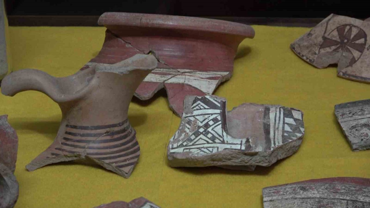 Oluz Höyük’te 2 binden fazla bulundu: Anadolu’nun en büyük boya bezemeli çanak, çömlek koleksiyonu