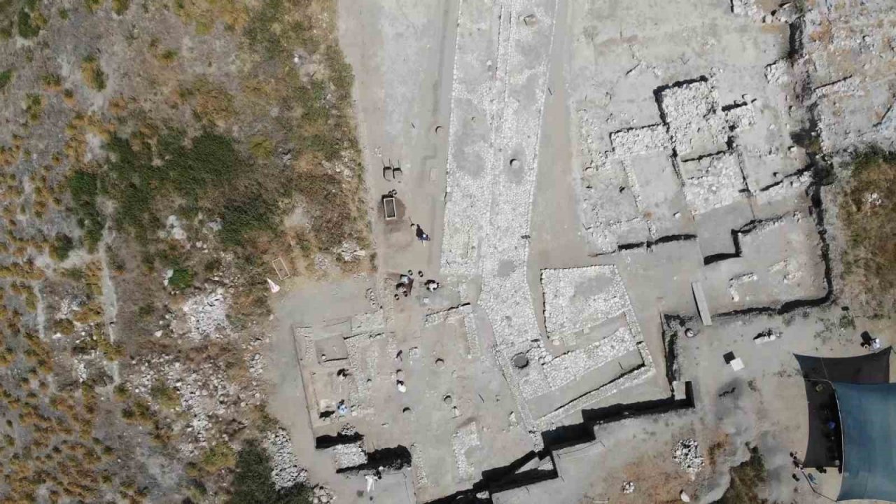 Oluz Höyük’te 2 binden fazla bulundu: Anadolu’nun en büyük boya bezemeli çanak, çömlek koleksiyonu