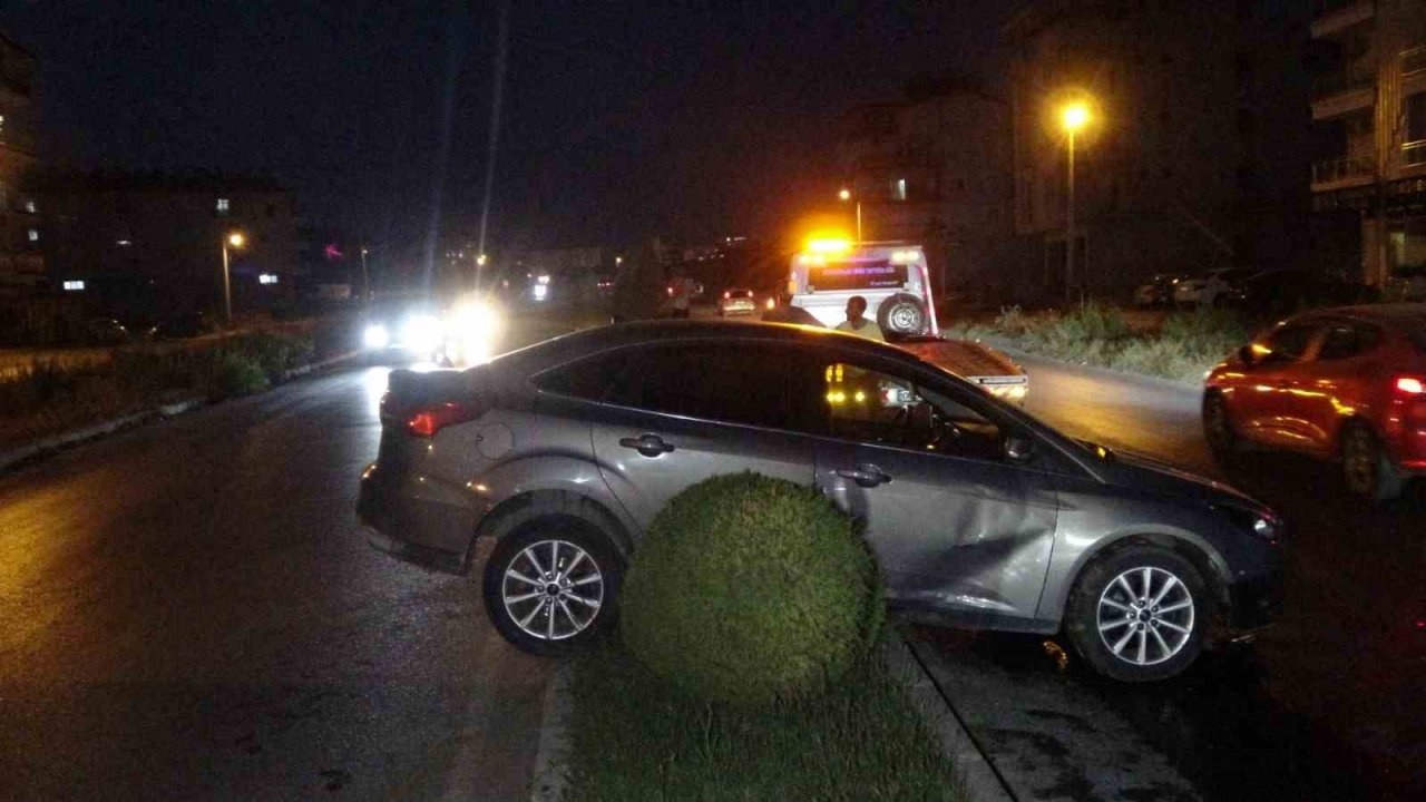 Virajı alamayan otomobil refüje çıkarak durabildi