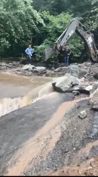 Artvin’de etkili olan sağanak yağış sonrası Hatila Vadisi Milli Parkı’na ulaşım sağlanamıyor