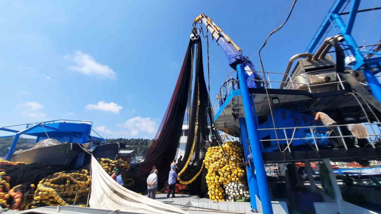 Av yasağının kalkmasına saatler kala balıkçılar son hazırlıklarını yapıyor