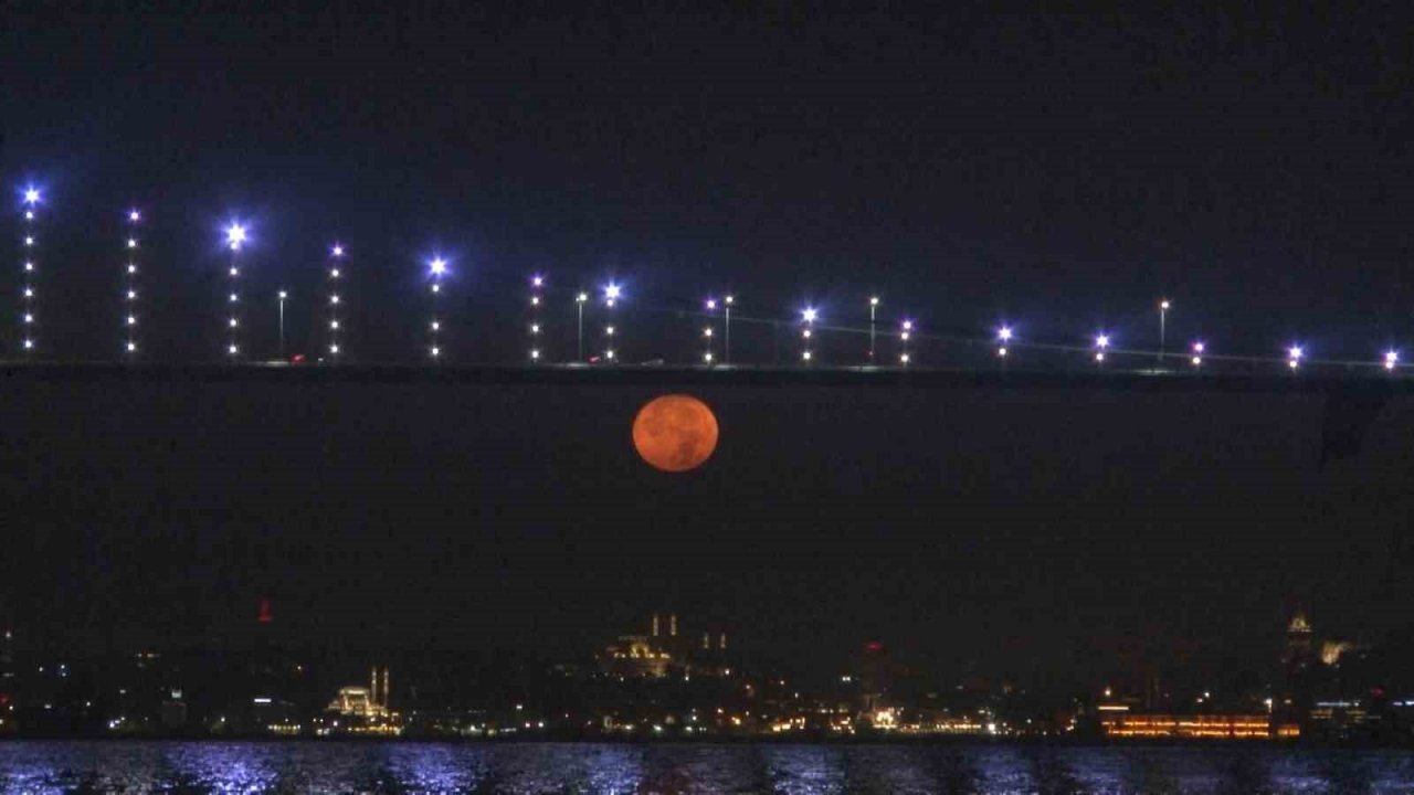 Süper Ay İstanbul’da seyirlik manzara oluşturdu