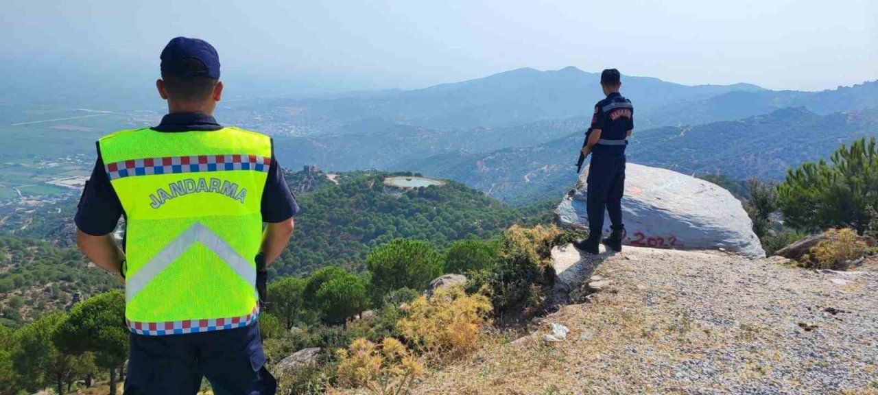 Yasaklı bölgede mangal sefası yapanlar jandarmadan kaçamadı