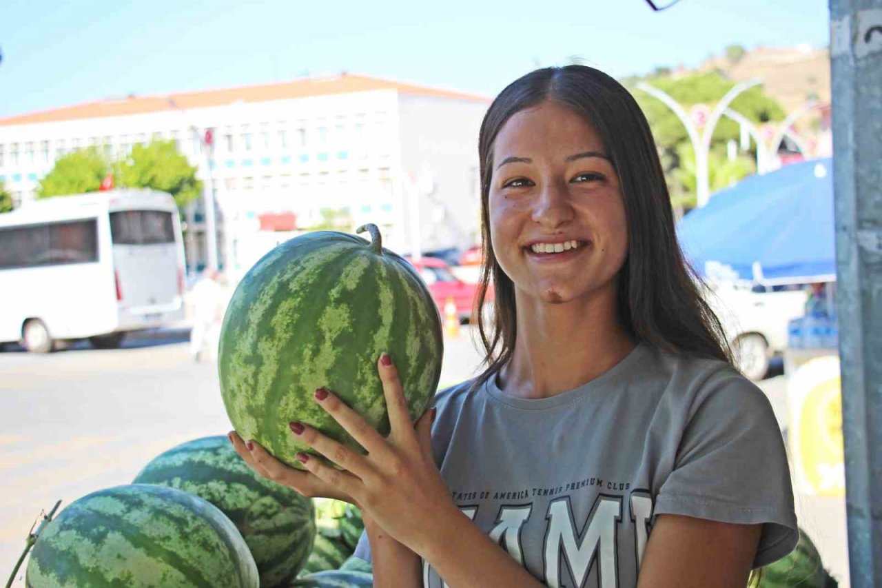 Adına şarkı yazılan Cincin Karpuzu vatandaşlardan yoğun ilgi görüyor