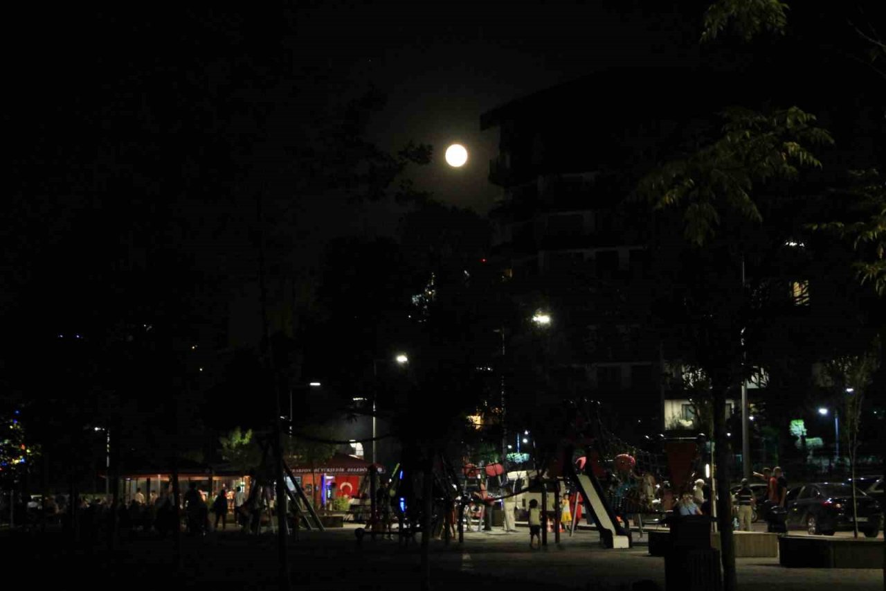 Mavi ay Trabzon’da kendini önce kızıl gösterdi