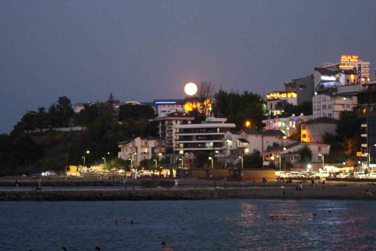 Mavi ay Trabzon’da kendini önce kızıl gösterdi