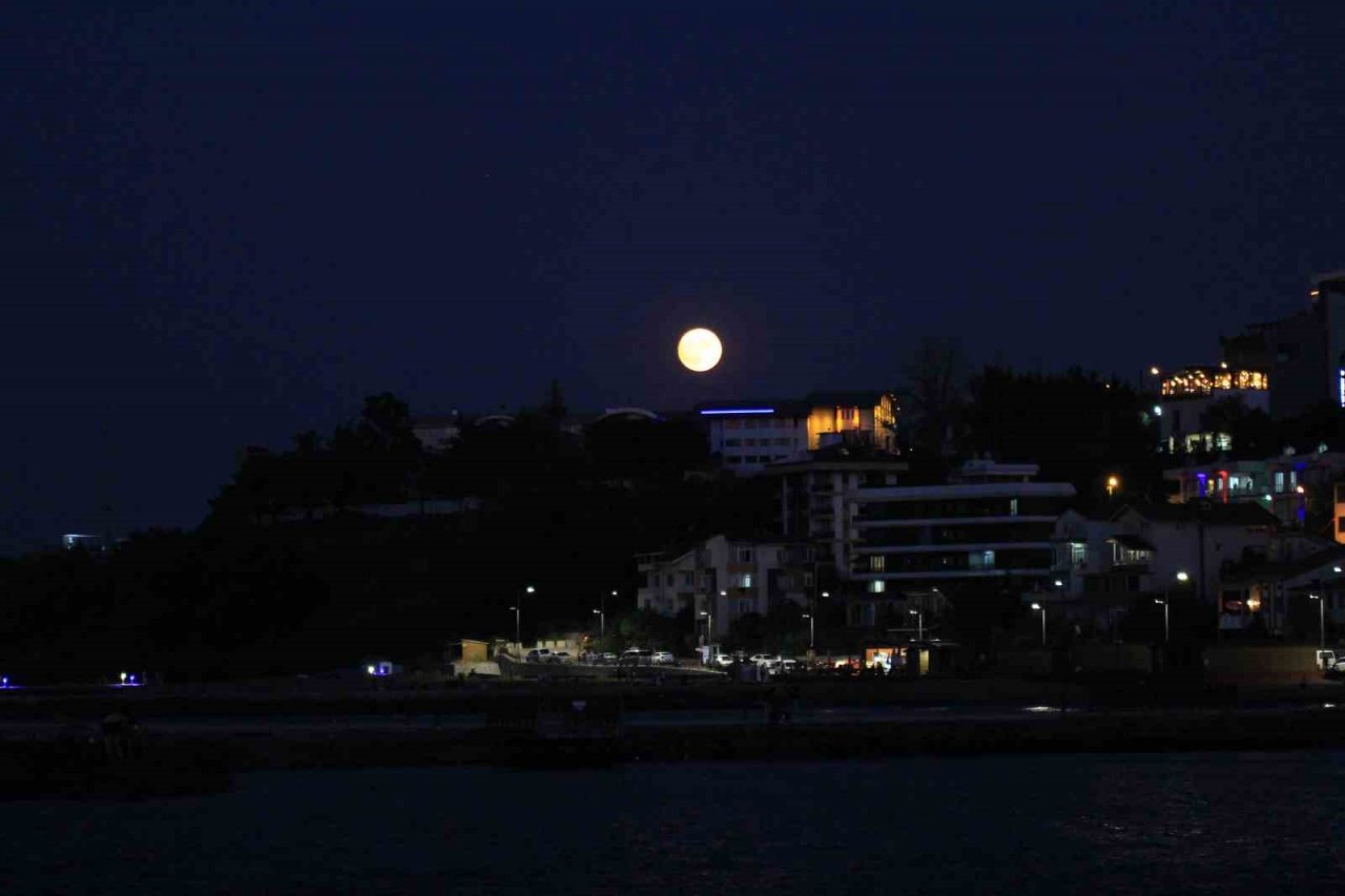 Mavi ay Trabzon’da kendini önce kızıl gösterdi