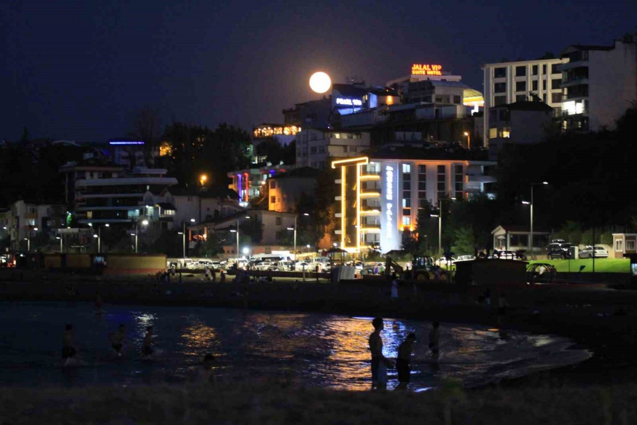 Mavi ay Trabzon’da kendini önce kızıl gösterdi