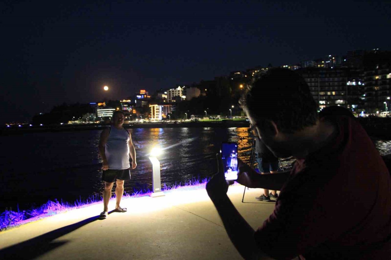 Mavi ay Trabzon’da kendini önce kızıl gösterdi