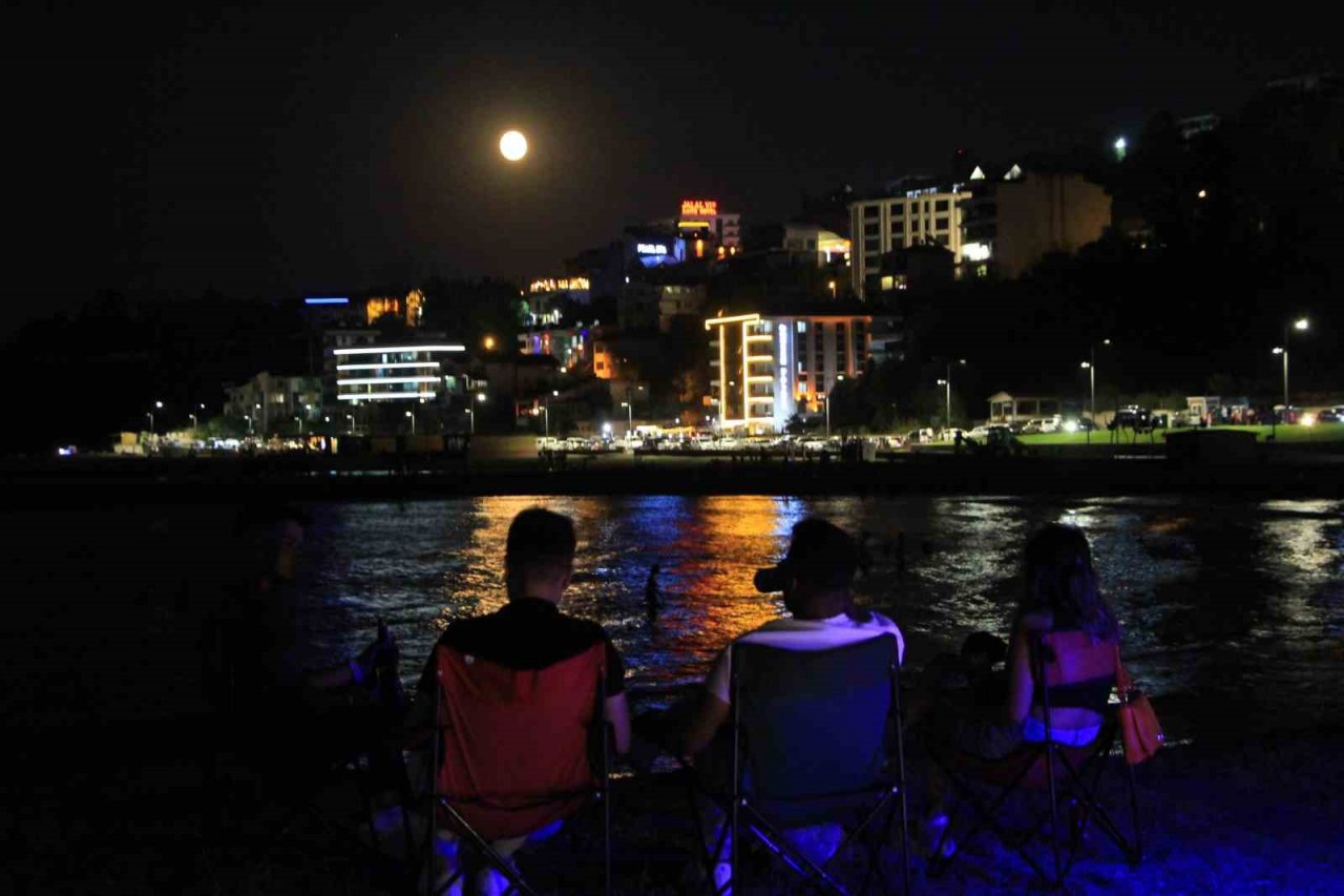 Mavi ay Trabzon’da kendini önce kızıl gösterdi