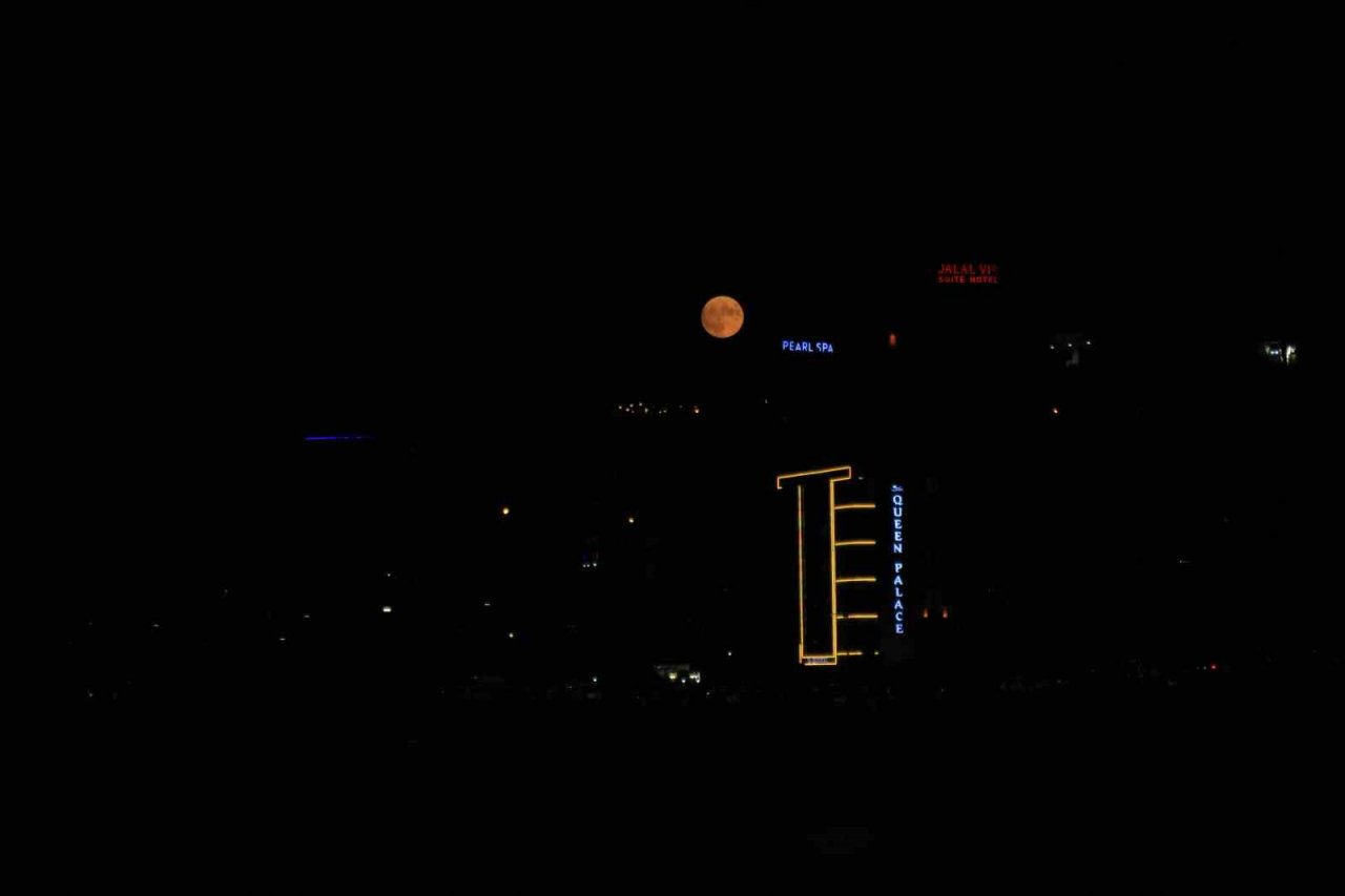 Mavi ay Trabzon’da kendini önce kızıl gösterdi