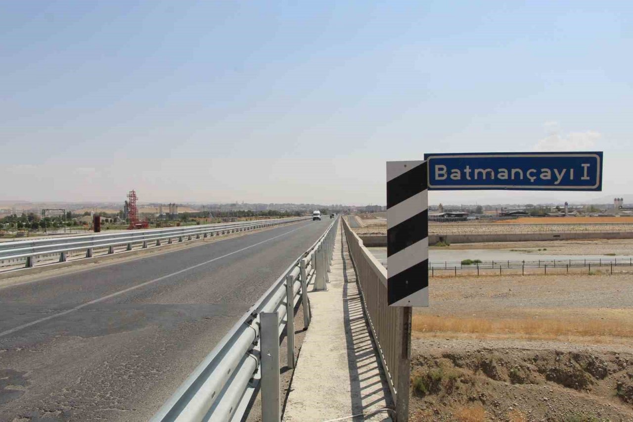 Batman-Diyarbakır arasında çift şeritli yol çalışması başladı