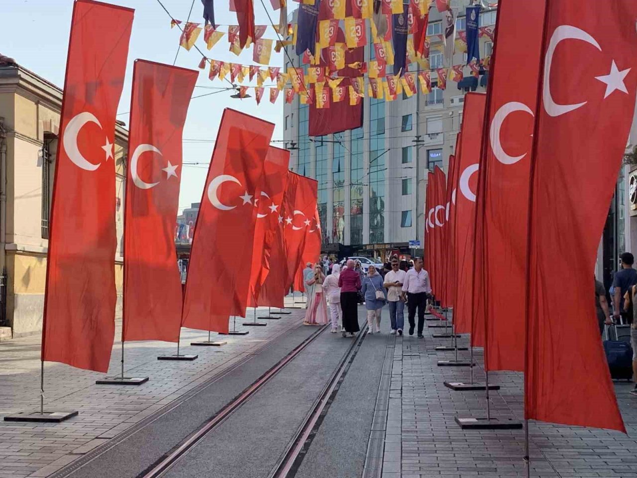 İstiklal Caddesi Türk bayraklarıyla donatıldı
