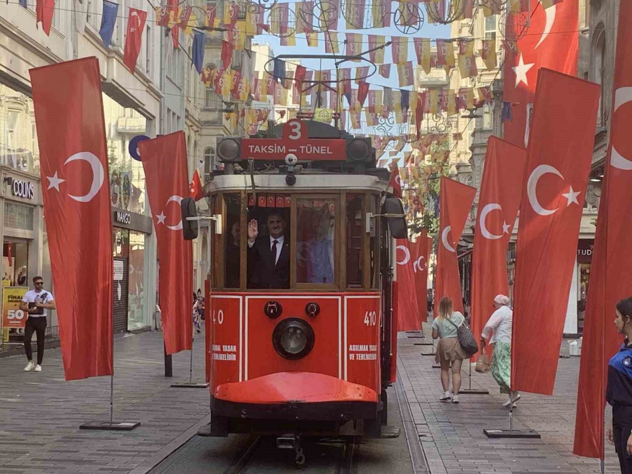 İstiklal Caddesi Türk bayraklarıyla donatıldı