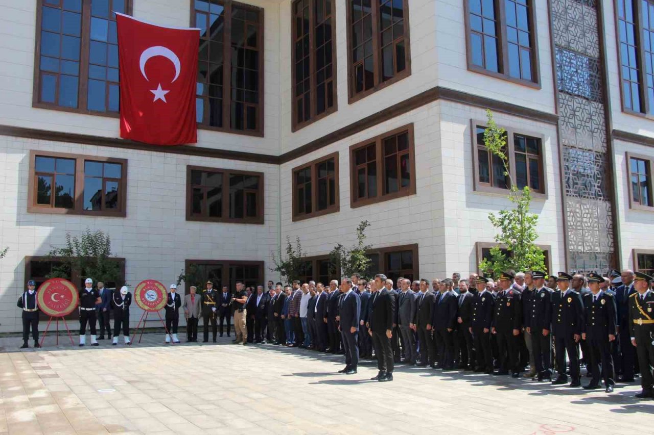 Bingöl’de 30 Ağustos Zafer Bayramı nedeniyle çelenk sunma töreni yapıldı