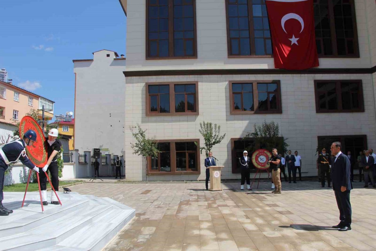 Bingöl’de 30 Ağustos Zafer Bayramı nedeniyle çelenk sunma töreni yapıldı