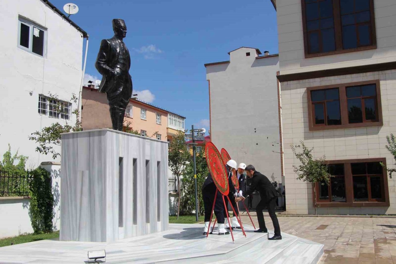 Bingöl’de 30 Ağustos Zafer Bayramı nedeniyle çelenk sunma töreni yapıldı