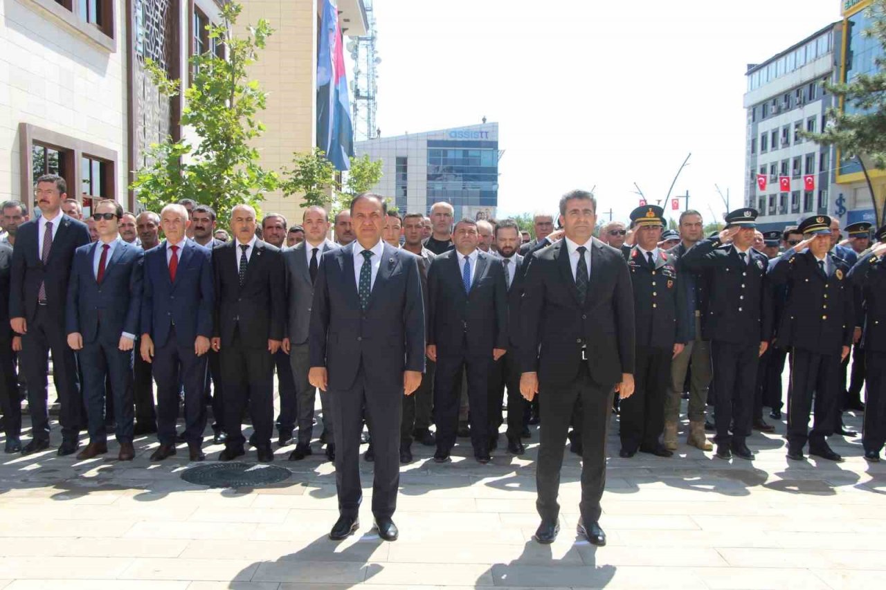 Bingöl’de 30 Ağustos Zafer Bayramı nedeniyle çelenk sunma töreni yapıldı