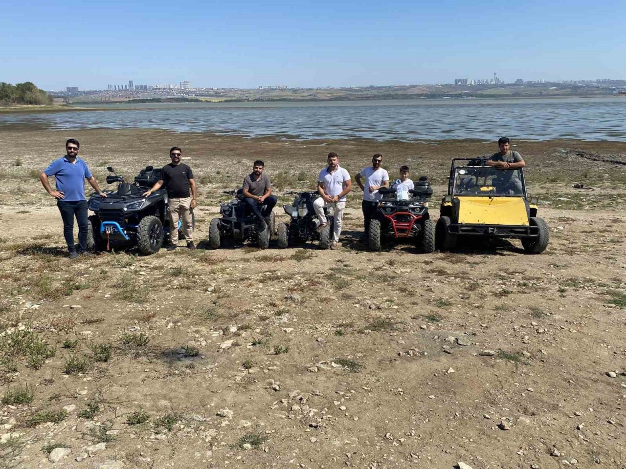 Büyükçekmece Gölü’nde sular çekilince alan ATV Motorcularına kaldı