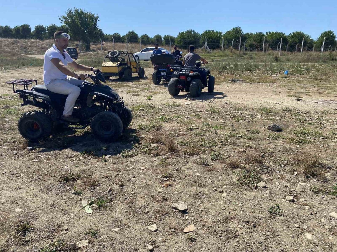 Büyükçekmece Gölü’nde sular çekilince alan ATV Motorcularına kaldı