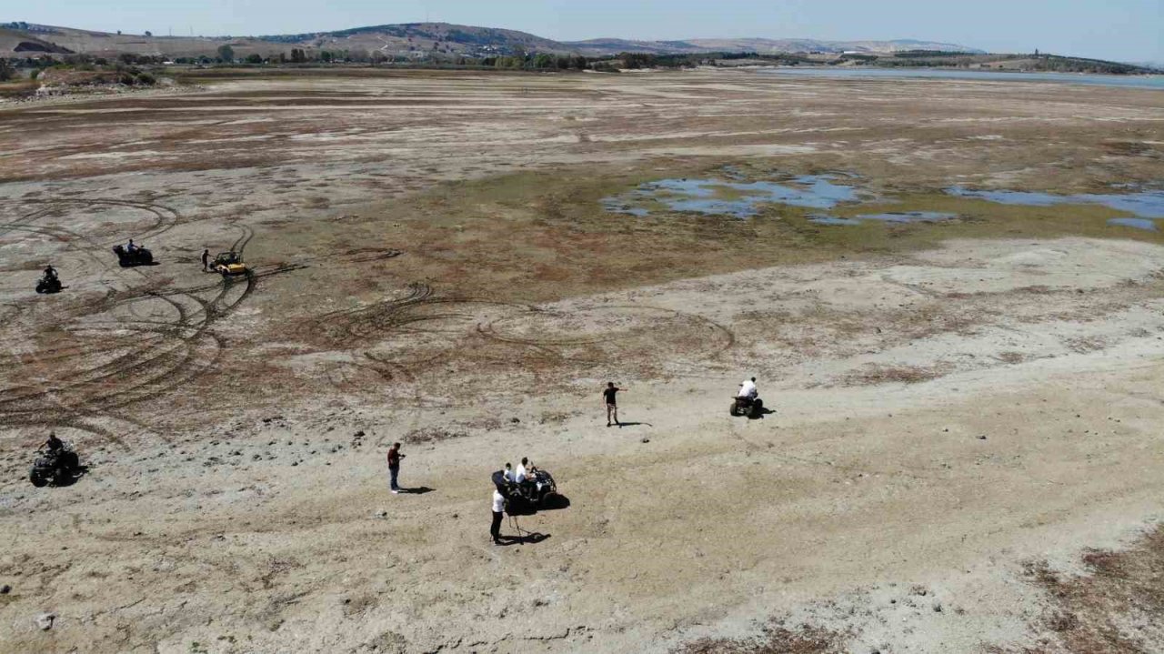 Büyükçekmece Gölü’nde sular çekilince alan ATV Motorcularına kaldı