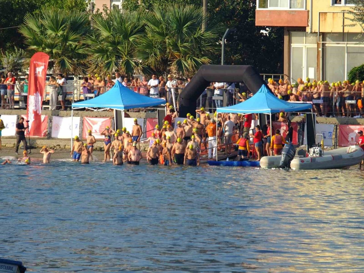 Zafer Bayramı’nda boğazı yüzerek geçtiler