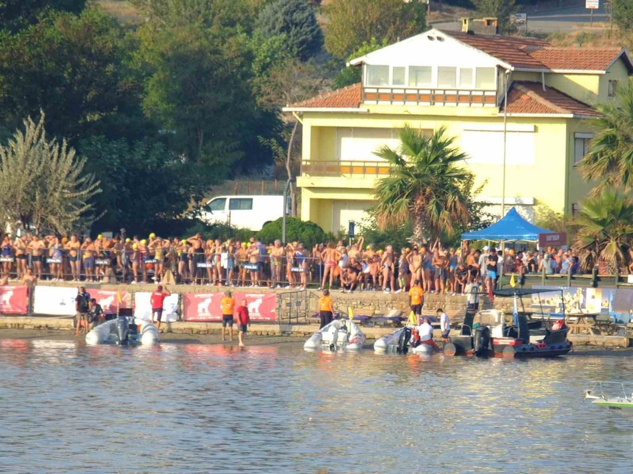 Zafer Bayramı’nda boğazı yüzerek geçtiler