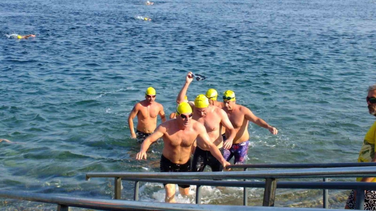 Zafer Bayramı’nda boğazı yüzerek geçtiler