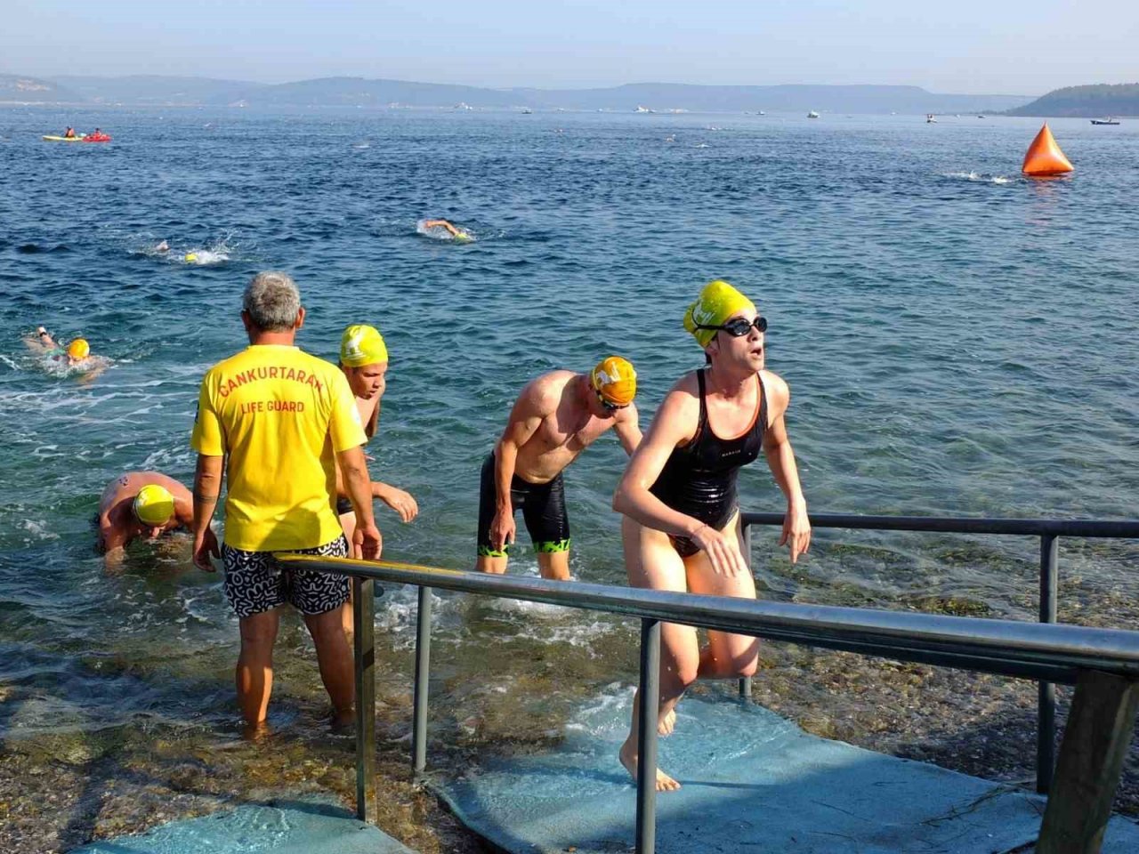 Zafer Bayramı’nda boğazı yüzerek geçtiler
