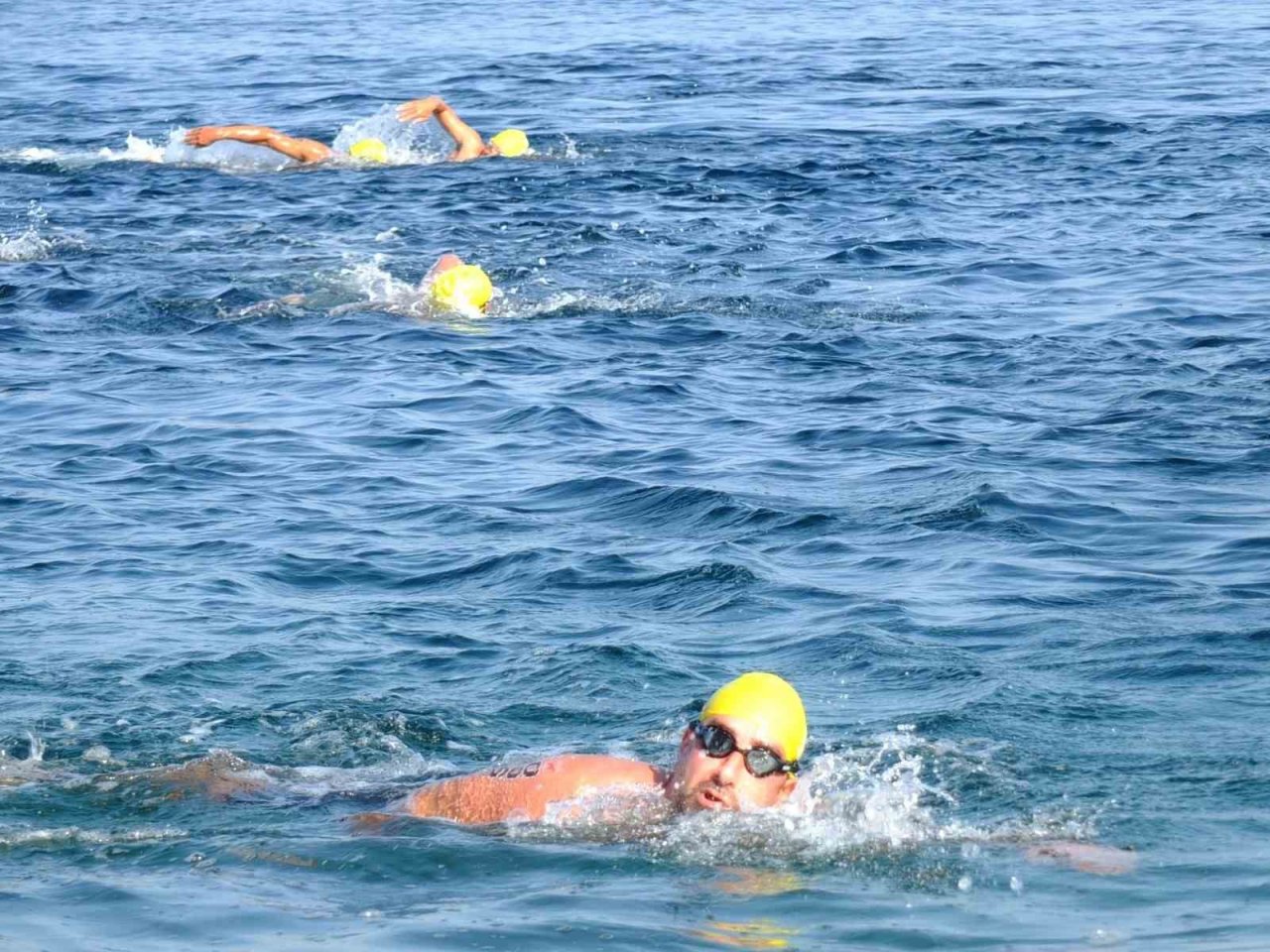 Zafer Bayramı’nda boğazı yüzerek geçtiler