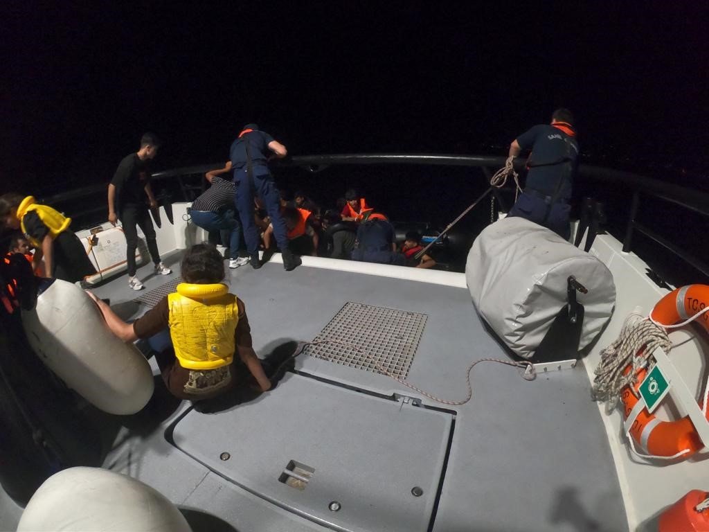 Ayvacık açıklarında Yunan unsurlarınca ölüme terk edilen 36 kaçak göçmen kurtarıldı