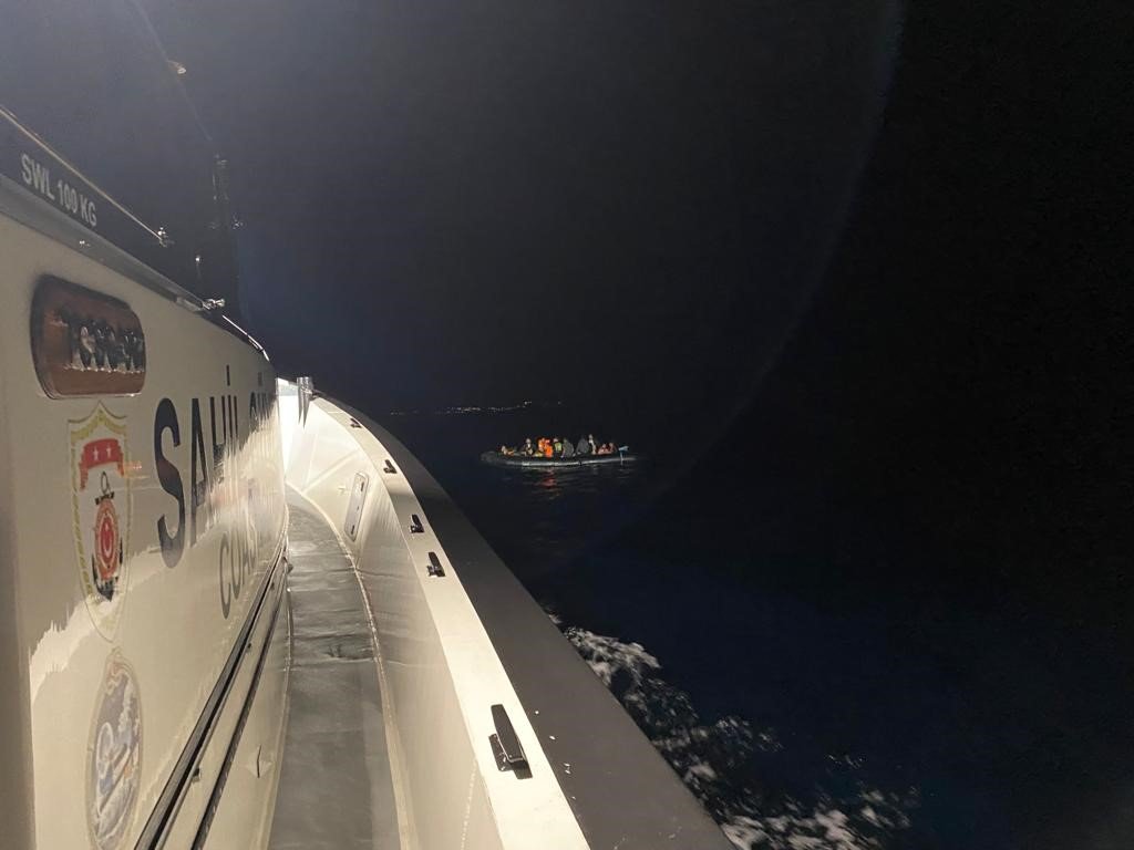 Ayvacık açıklarında Yunan unsurlarınca ölüme terk edilen 36 kaçak göçmen kurtarıldı