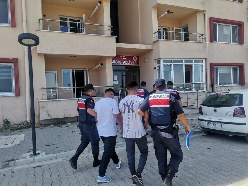 Ayvacık’ta zeytinyağ çalan 3 şüpheli jandarma tarafından yakalandı
