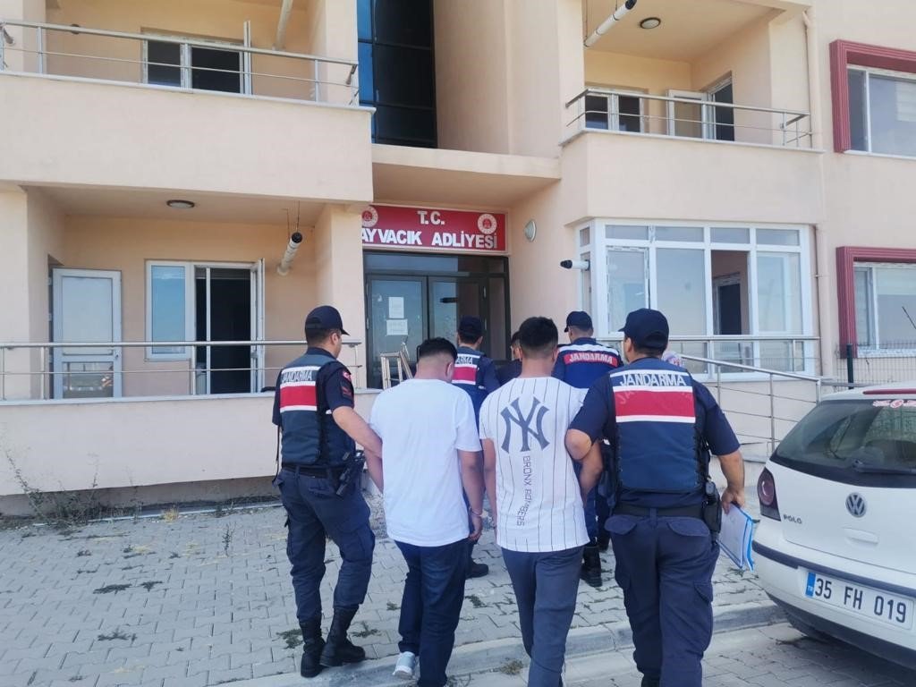 Ayvacık’ta zeytinyağ çalan 3 şüpheli jandarma tarafından yakalandı