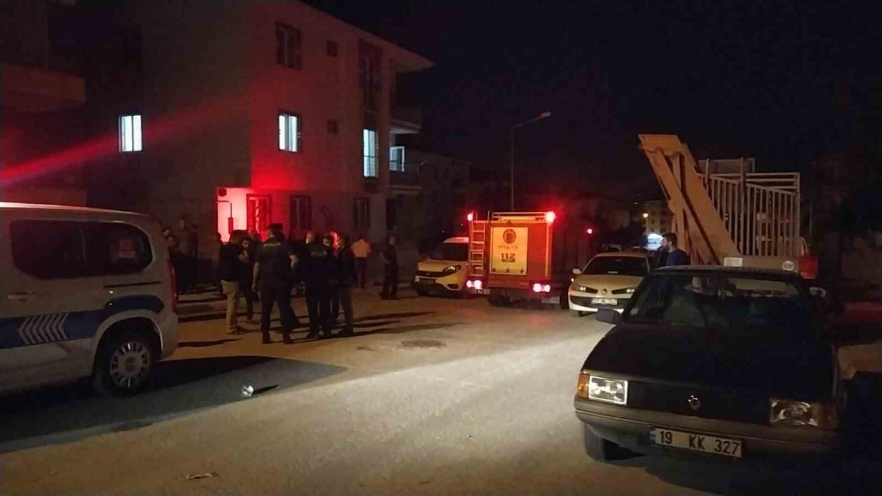 Şikayet edilince evdeki eşyayı yakıp, polise direndi