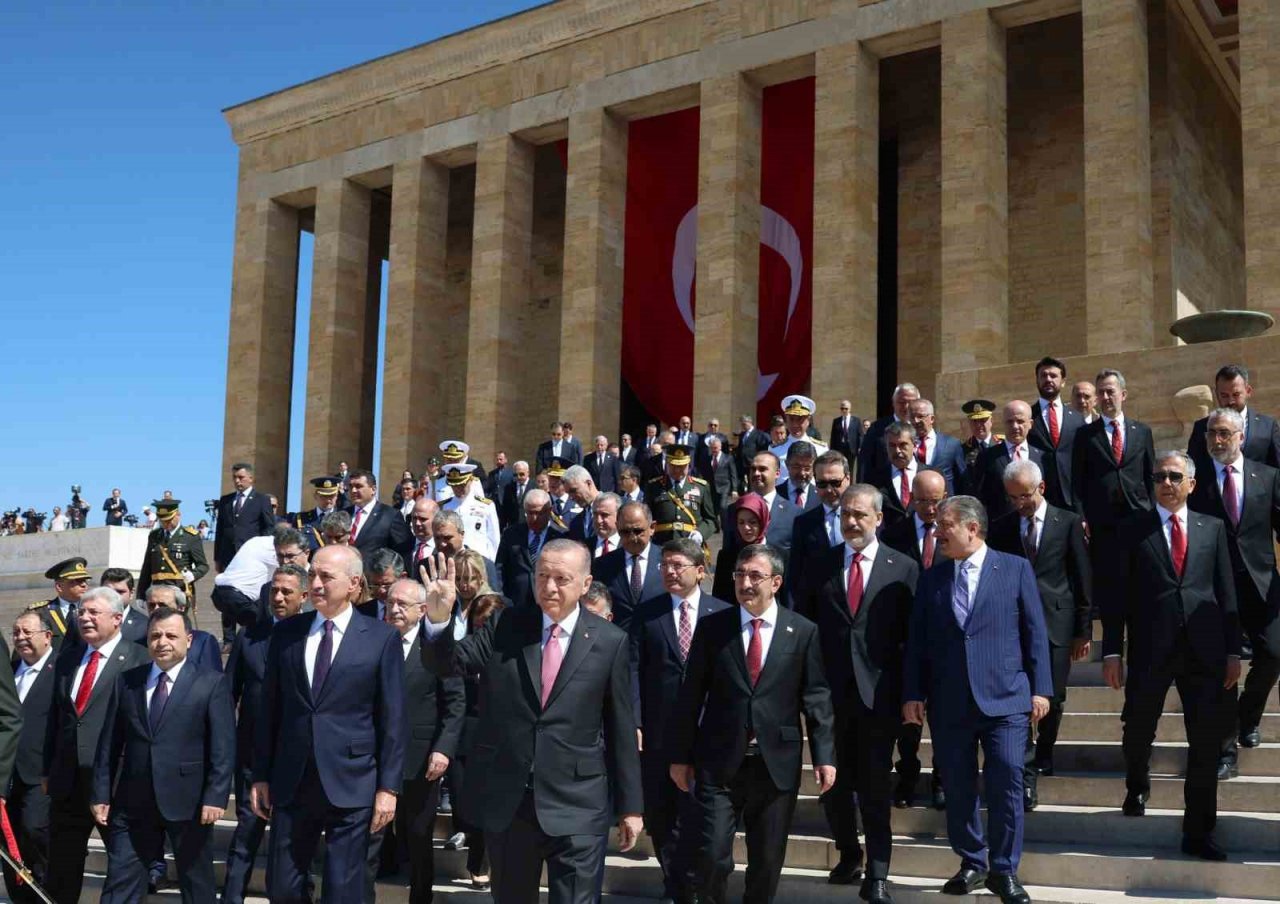 Devlet erkanı 30 Ağustos nedeniyle Anıtkabir’i ziyaret etti