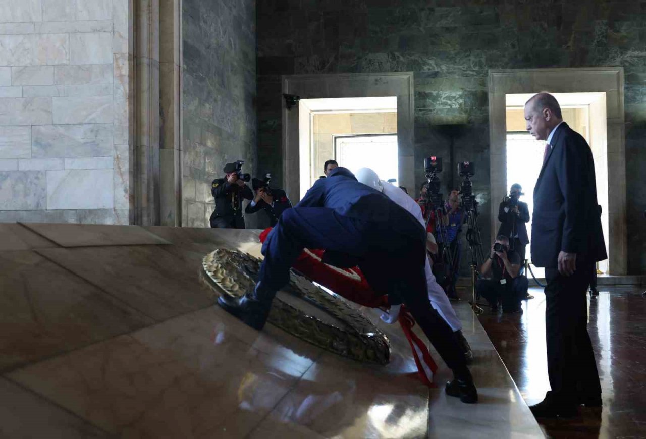 Devlet erkanı 30 Ağustos nedeniyle Anıtkabir’i ziyaret etti