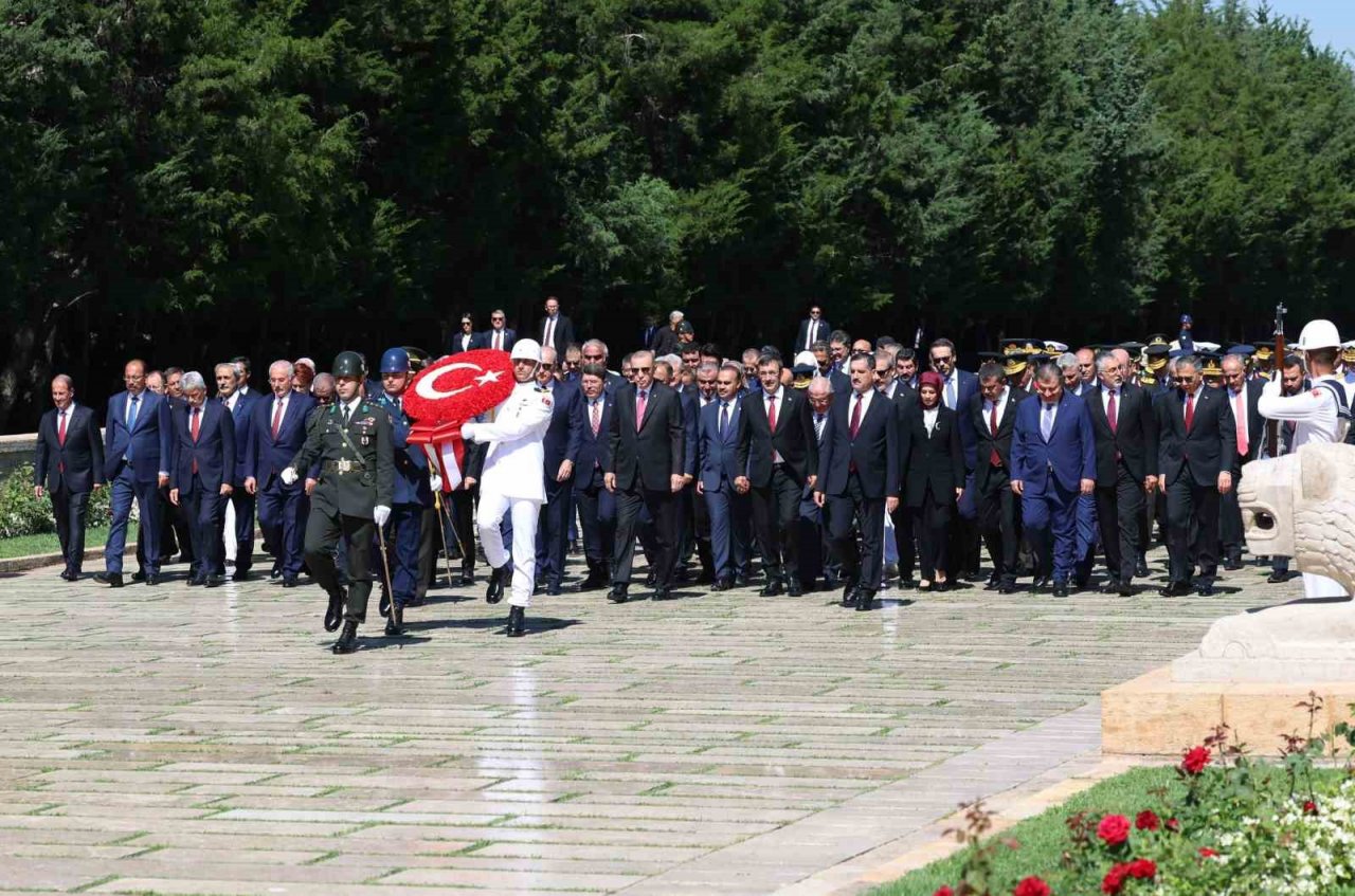 Devlet erkanı 30 Ağustos nedeniyle Anıtkabir’i ziyaret etti