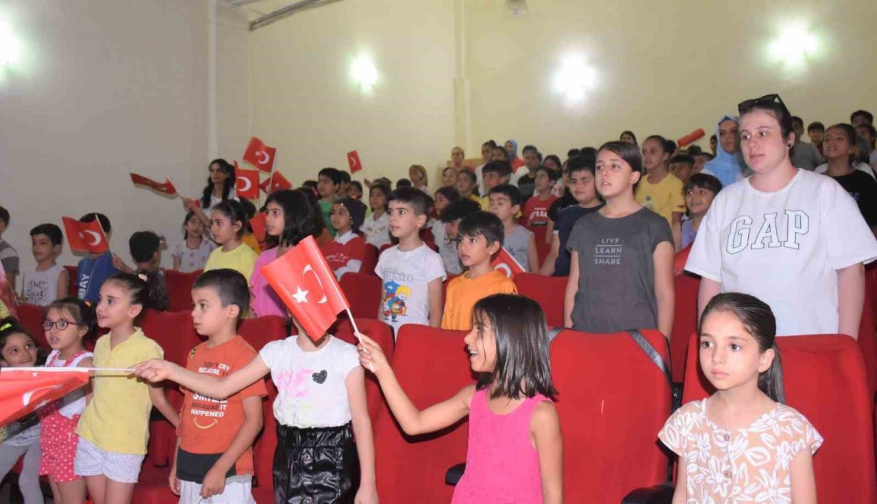 Uyanış Gençlik Zafer Bayramını coşkuyla kutladı