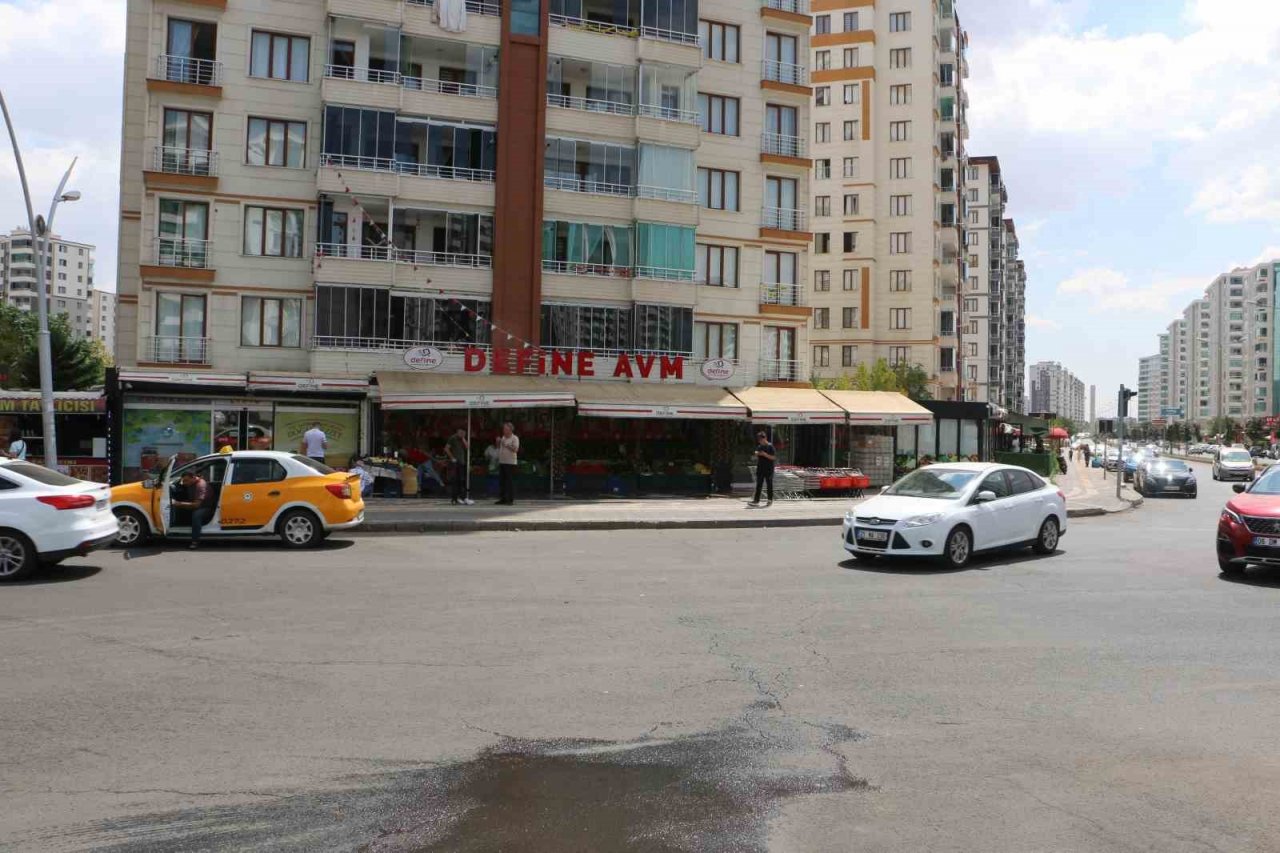 Kazaların eksik olmadığı kavşaktaki işletmeciler tedbir alınmasını istedi