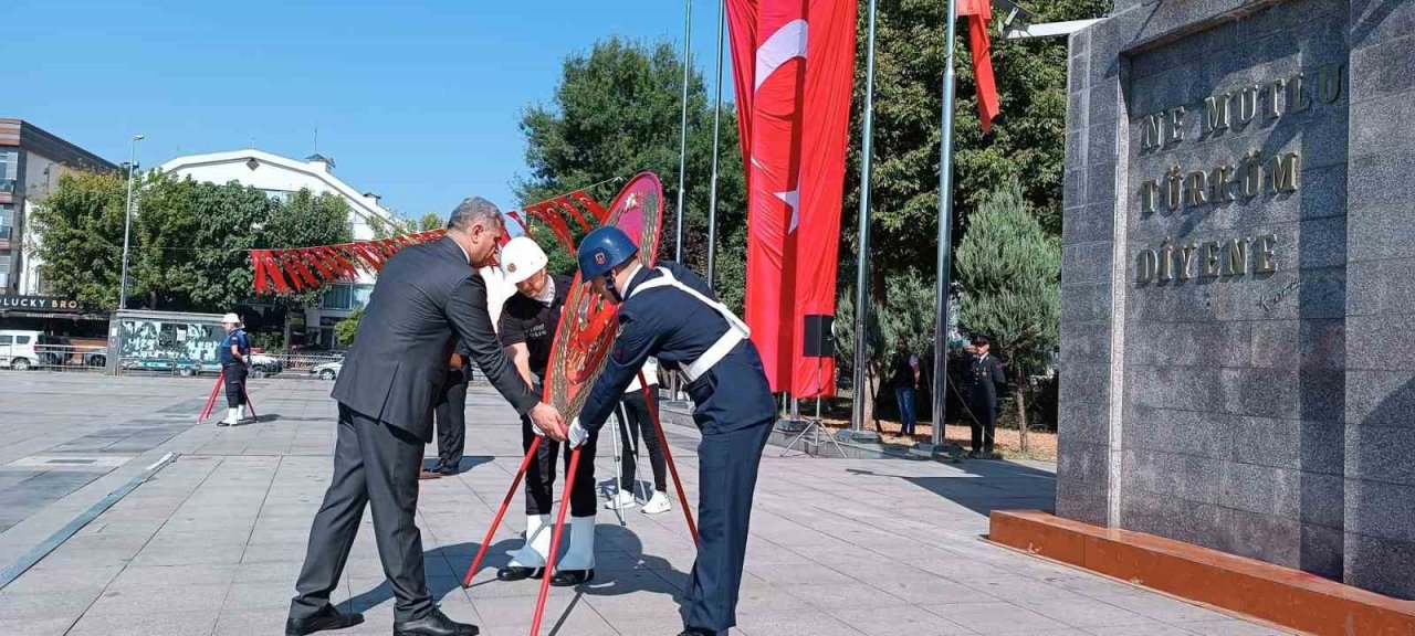 Zafer Bayramı törenlerle kutlanıyor