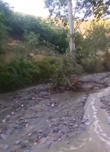 Elazığ’da sağanak yağış köy yollarını tahrip etti