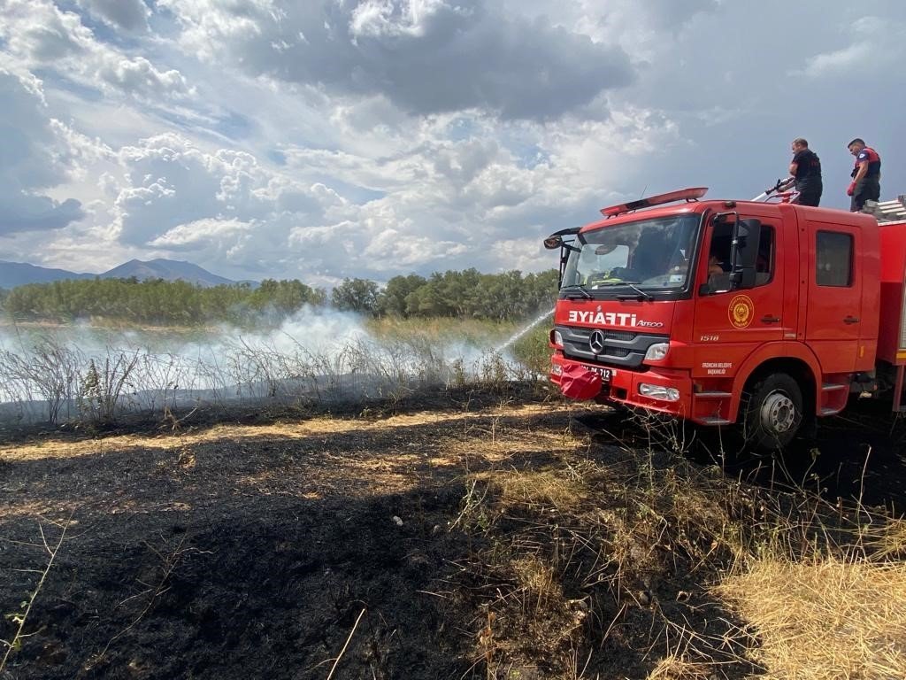 Boş arazide çıkan ot yangını söndürüldü